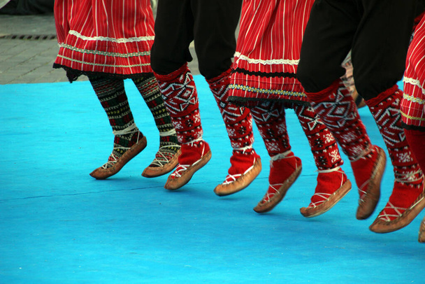 Sokaklarda geleneksel Sırp dans sergisi - Fotoğraf, Görsel