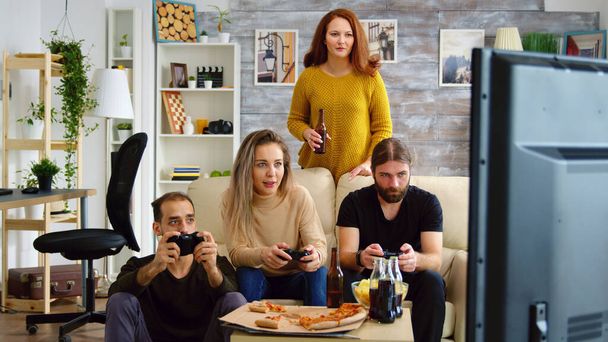 Χαρούμενοι λευκοί φίλοι που παίζουν βιντεοπαιχνίδια - Φωτογραφία, εικόνα