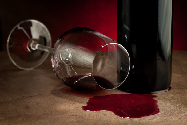 Spilled glass of wine on table after party - Valokuva, kuva