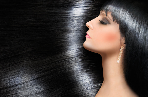 Блестящие волосы красивой брюнетки
 - Фото, изображение