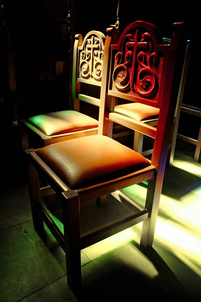 Lege zetels in een christelijke orthodoxe kerk in Griekenland. - Foto, afbeelding