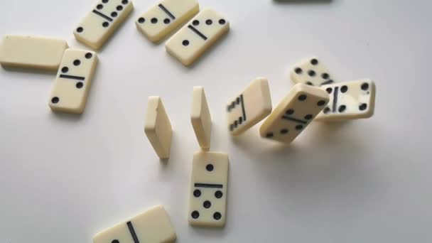 dominós branco com pontos pretos cair e saltar
 - Filmagem, Vídeo