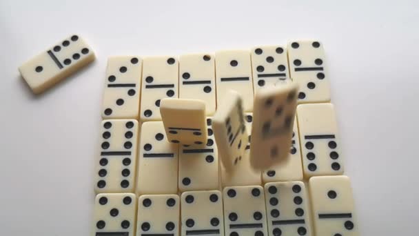 dominó blanco con puntos negros caen y rebotan
 - Metraje, vídeo