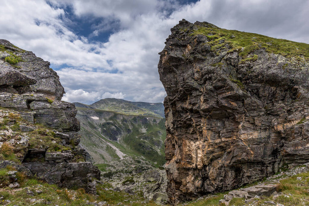 Impresionante cumbre en la montaña Rila en Bulgaria
. - Foto, Imagen