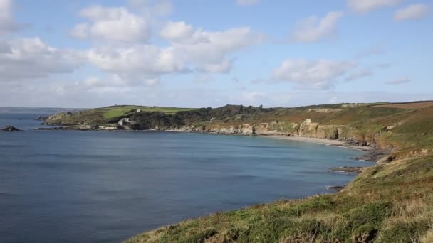 Cornwall cove kenneggy zand Engeland ten westen van praa zanden en penzance op de Zuid-westkust pad met blauwe lucht en zee op een zonnige dag - Video