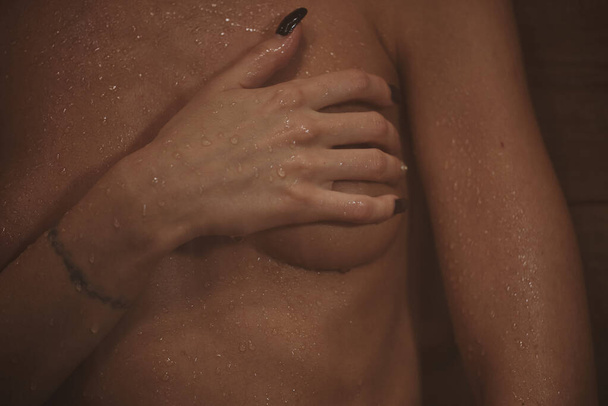 Γυμνή κοπέλα στέκεται στο ντους - Φωτογραφία, εικόνα