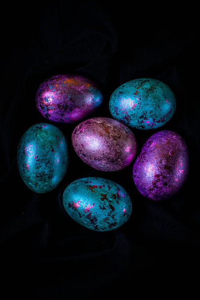 Feliz Páscoa durante a Pandemia Mundial 2020. Belos ovos vibrantes para o feriado
. - Foto, Imagem