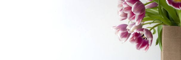 баннер розовый букет тюльпанов в бумажном пакете, 8 марта, женский день, День Святого Валентина, весенняя распродажа. Романтический фон с цветами
. - Фото, изображение