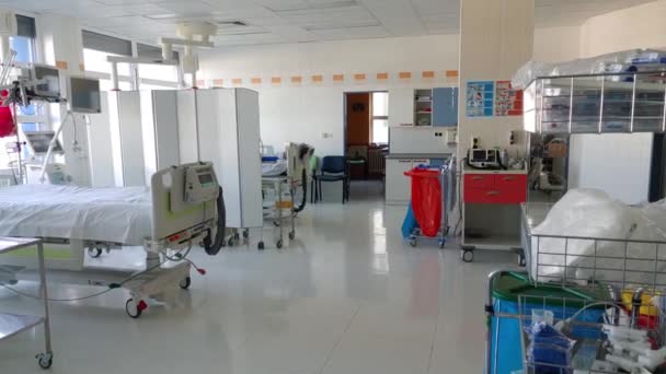 Intensive care unit in ziekenhuis, twee bedden met monitoren, ventilatoren, een plek waar patiënten met longontsteking veroorzaakt door coronavirus covid-19 kunnen worden behandeld. - Video