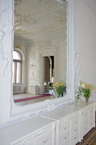 άσπρη αίθουσα του ΣΟΚΟΛΑΤΑ ΣΠΙΤΙ στο Κίεβο - Φωτογραφία, εικόνα