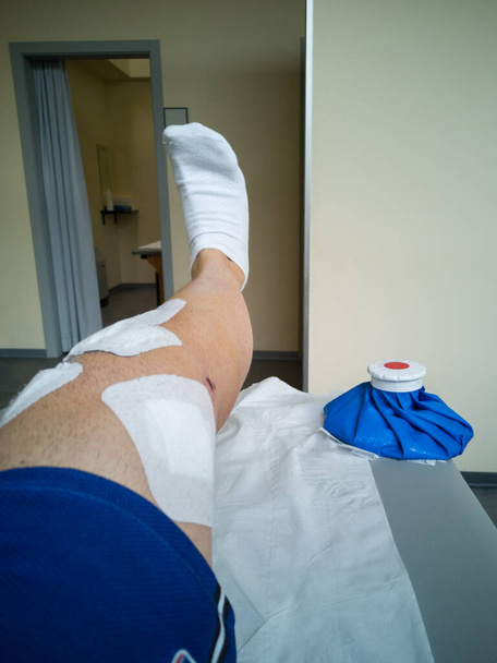 Anterior Cruciate Ligament Ameliyatından sonra Rehabilitasyon Egzersizleri sırasında Yamalı İnsan Bacağı. - Fotoğraf, Görsel