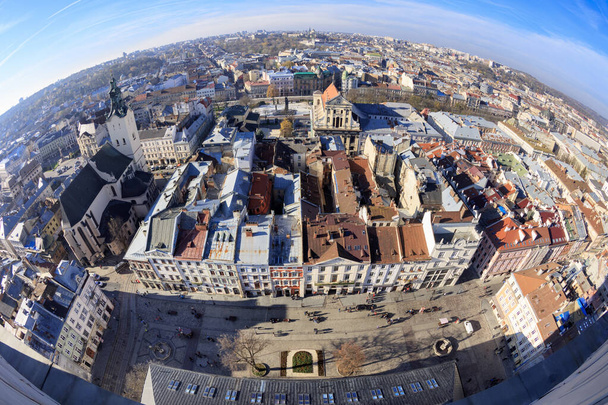 Όμορφη θέα ημέρα από ψηλά στο κέντρο της Lviv. Κεντρική πλατεία, ναοί, στέγες παλαιών σπιτιών, προσόψεις παλαιών κτιρίων. - Φωτογραφία, εικόνα