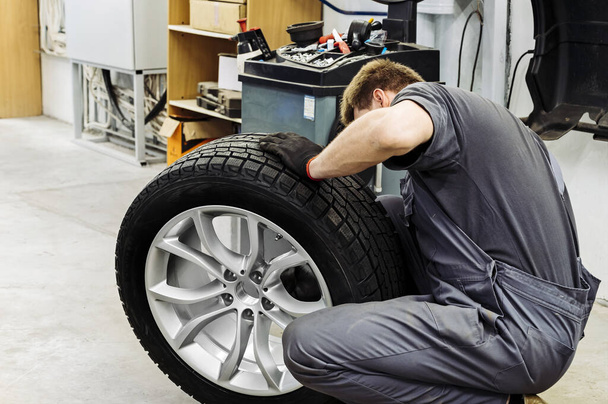 Sustitución de neumáticos para la temporada de verano en el servicio de coches /
  - Foto, Imagen