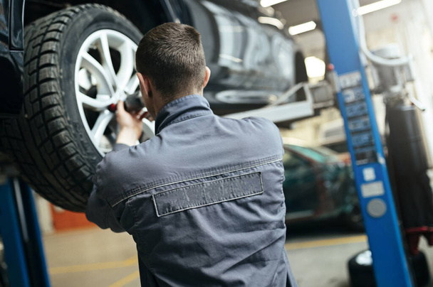 Tyre replacement for summer season in the car service /  - Foto, Imagen