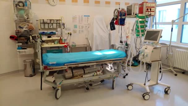 Sürgősségi recepció, szállítókocsi, orvosi lélegeztető és monitor az intenzíven a kórházban, egy olyan helyen, ahol kezelhetők a betegek tüdőgyulladás okozta coronavirus covid 19 - Felvétel, videó