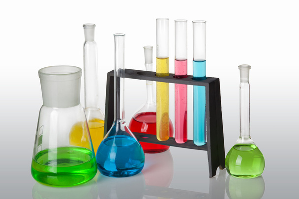 Juego de química con tubos de ensayo, frascos y vaso de precipitados
 - Foto, imagen