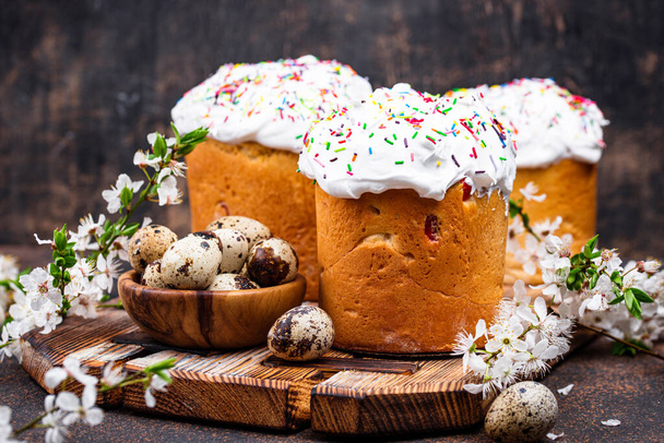 Traditional Easter cake kulich with topping - Fotografie, Obrázek