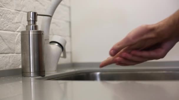 男は水で浴室で手を洗う,石鹸と泡.コロナウイルスのようなウイルスを避けるために手を洗うことが重要です。皮膚を洗浄し、手を流れる水を持っている - 映像、動画