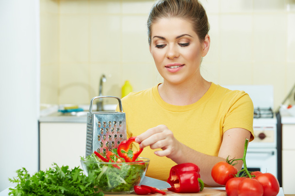woman cooking vegetable - Фото, зображення
