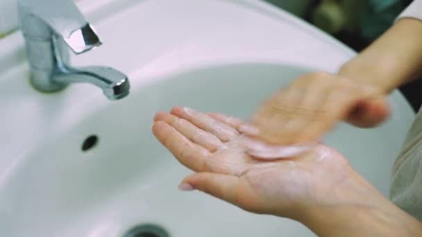 Una mujer irreconocible espumante mascarilla en sus manos antes de aplicar
 - Metraje, vídeo