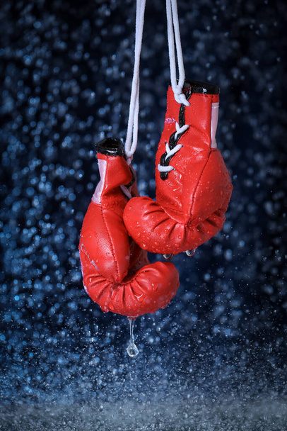 Червоні боксерські рукавички на фоні крапель води. Спортивний спосіб життя. Мотивація. Досягнення мети. Захистіть себе
 - Фото, зображення