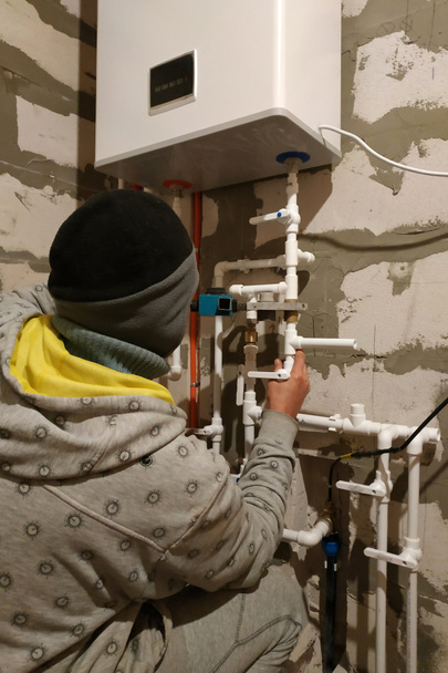 Trabalhador está trabalhando na instalação de tubos para aquecimento de piso.2020
 - Foto, Imagem