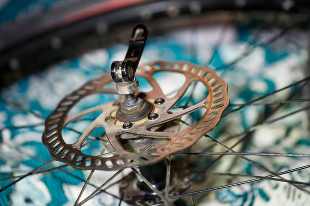 Bisiklet disk freni. Dağ bisikletinin arka disk freni. Bisiklet parçalarının diğer resimlerini görmek için portföyümü ziyaret edin. - Fotoğraf, Görsel