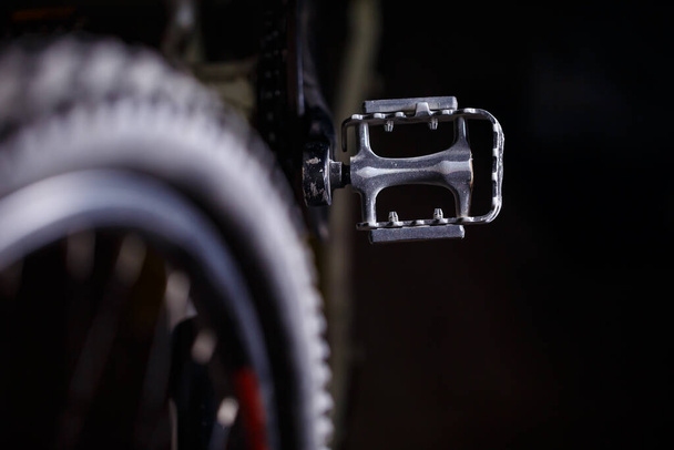 Sert ışığı olan bir bisikletin üzerinde siyah metal pedal. Bisiklet aksesuarları - Fotoğraf, Görsel