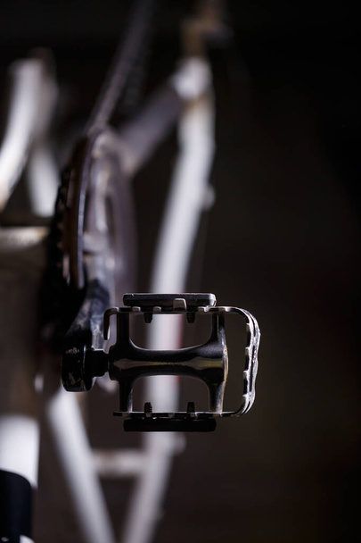 Sert ışığı olan bir bisikletin üzerinde siyah metal pedal. Bisiklet aksesuarları - Fotoğraf, Görsel