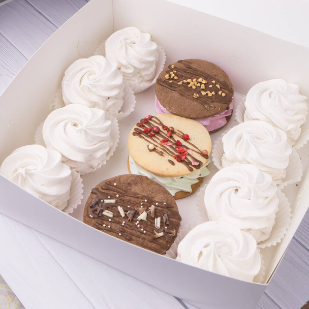 sweet sandwich with white marshmallows in a gift box - Photo, image