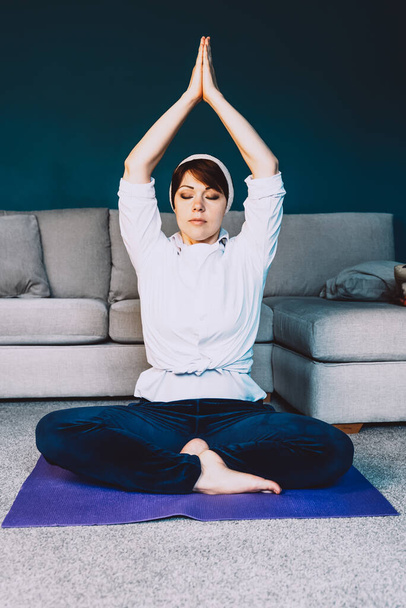 Frau macht Online-Yoga - Foto, Bild