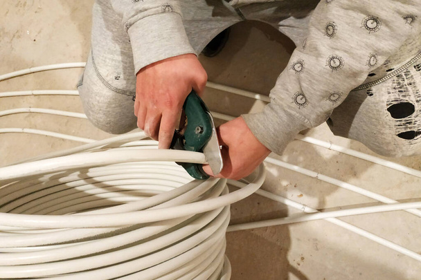 Instalación de tubos en el suelo para calentarlo, llevando los tubos al coleccionista.2020
 - Foto, imagen