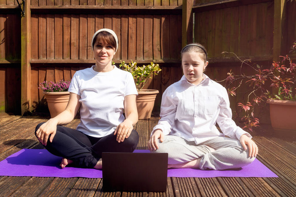 Glückliche Mutter und Tochter machen Yoga - Foto, Bild