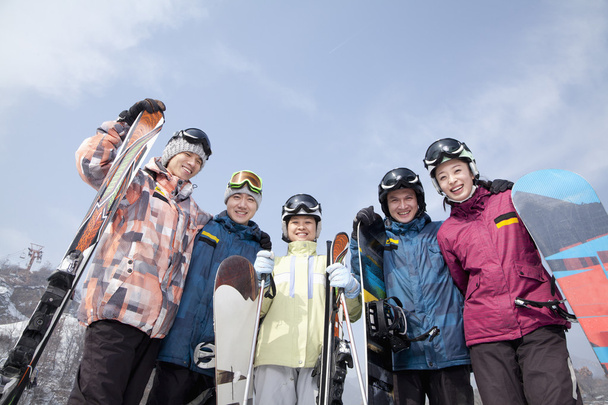 Snowboarders en la estación de esquí
 - Foto, Imagen