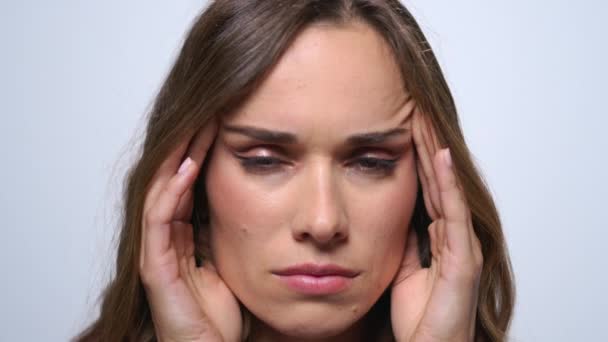 Wyczerpana kobieta z bólem głowy. Portret zmęczonej kobiety - Materiał filmowy, wideo