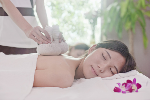 ženy přijímající bylinná masáž - Fotografie, Obrázek