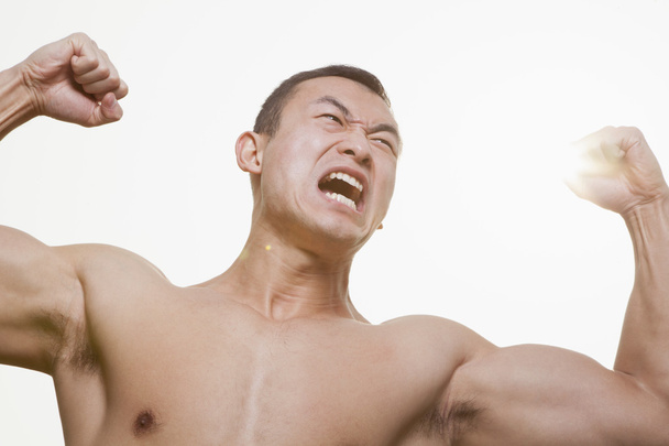 řvoucí muži protahuje svaly - Fotografie, Obrázek