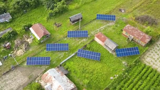 Levegő felülről lefelé kilátás napelemek zöld vidéki területen. - Felvétel, videó
