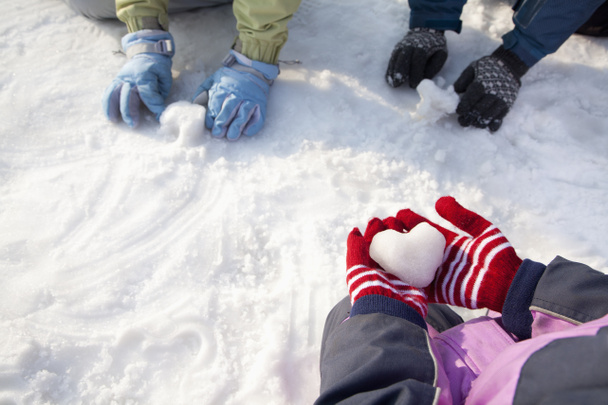 Guantes de mano en invierno jugando en la nieve
 - Foto, Imagen