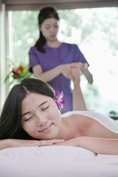 Femme recevant massage des pieds
 - Photo, image