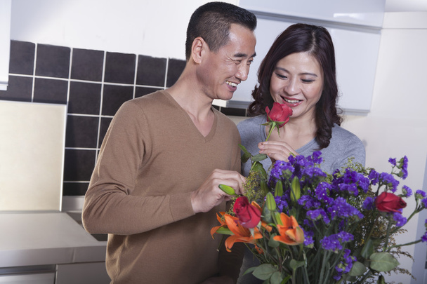 ώριμο ζευγάρι με μπουκέτο λουλουδιών - Φωτογραφία, εικόνα