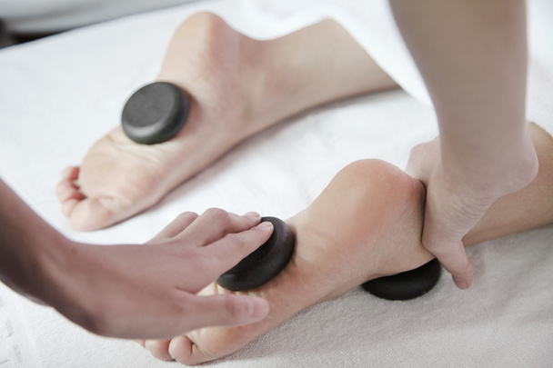 Femme recevant un massage des pieds en pierre chaude
 - Photo, image