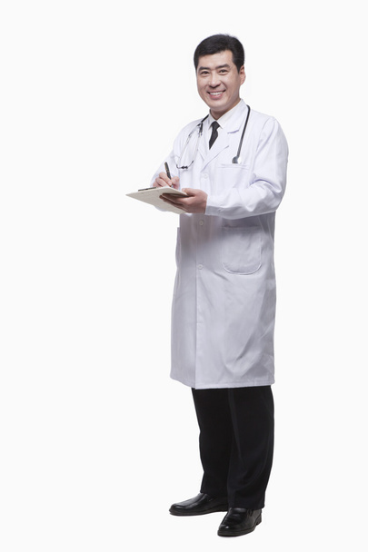 Doctor escribiendo historial médico
 - Foto, imagen