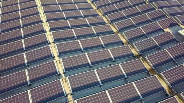 Sanayi binasının çatısına monte edilmiş birçok voltaik güneş panelinin hava görüntüsü. - Video, Çekim