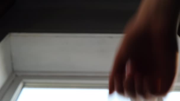 Tiefer Blickwinkel von unten traurige besorgte Frau trägt medizinische Gesichtsmaske mit psychologischem Problem Angstdepression, legt Hände auf Fensterbank, verärgertes Mädchen leidet an pandemischem Coronavirus - Filmmaterial, Video
