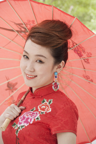 Mujer en Qipao con paraguas
 - Foto, imagen