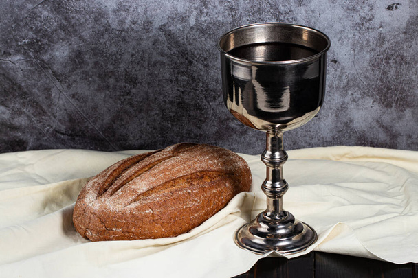 holy communion chalice with wine and bread. - Фото, изображение