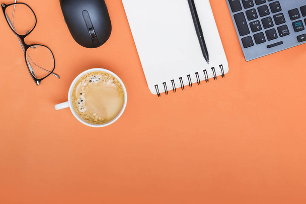 Dellow bureau met laptop, muis en andere werkbenodigdheden met kopje koffie. - Foto, afbeelding