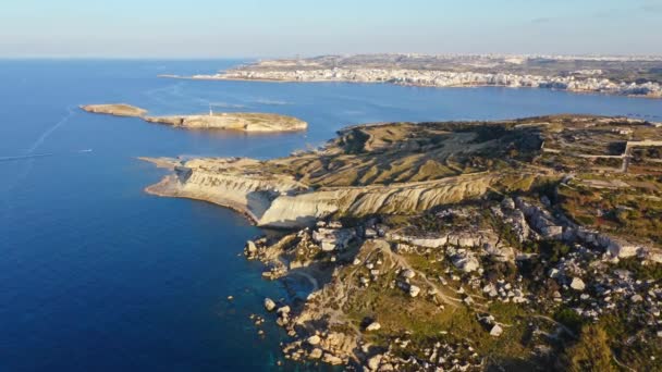 Letecký pohled na ostrov sv. Pavla a sochu. Kamera se pohybuje vpřed. Malta  - Záběry, video