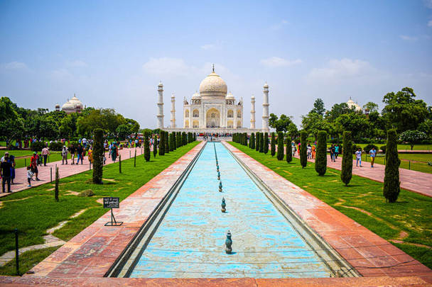 タージ・マハル（Taj Mahal）は、インドのアグラ市、ウッタル・プラデシュ州、タージ・マハル・インディア、アグラのヤムナ川南岸にある象牙色の大理石の霊廟である。7つの世界の驚異。美しいタジュマハルの旅行先 - 写真・画像